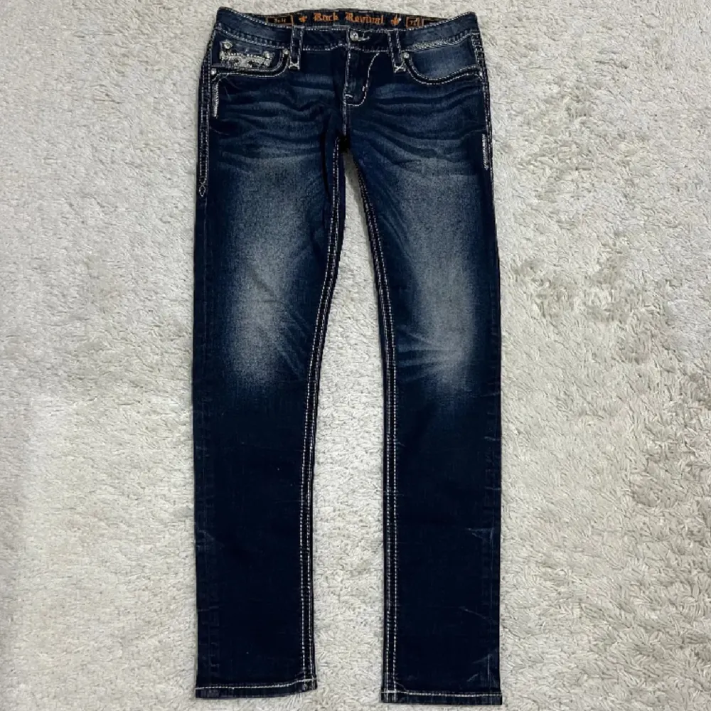 Rock Revival Jeans, i perfekt skick 💕 Midjan är 90cm och innerbens är 79cm 🩶. Jeans & Byxor.