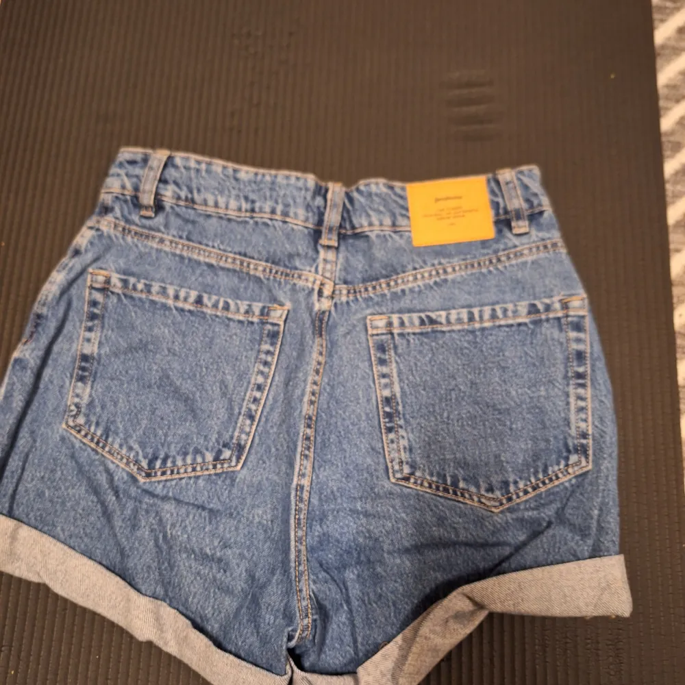 ett par mom shorts i från stradivarius. aldrig använda.. Shortsit.