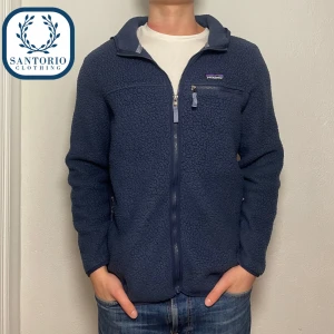 Patagonia Fleece Mörkblå - Trendig Patagonia Fleece med luva i 10/10skick! Han på bilden är ca 175/67kg(passar M/L). Nypris: 1700kr Skriv vid frågor eller funderingar🙌