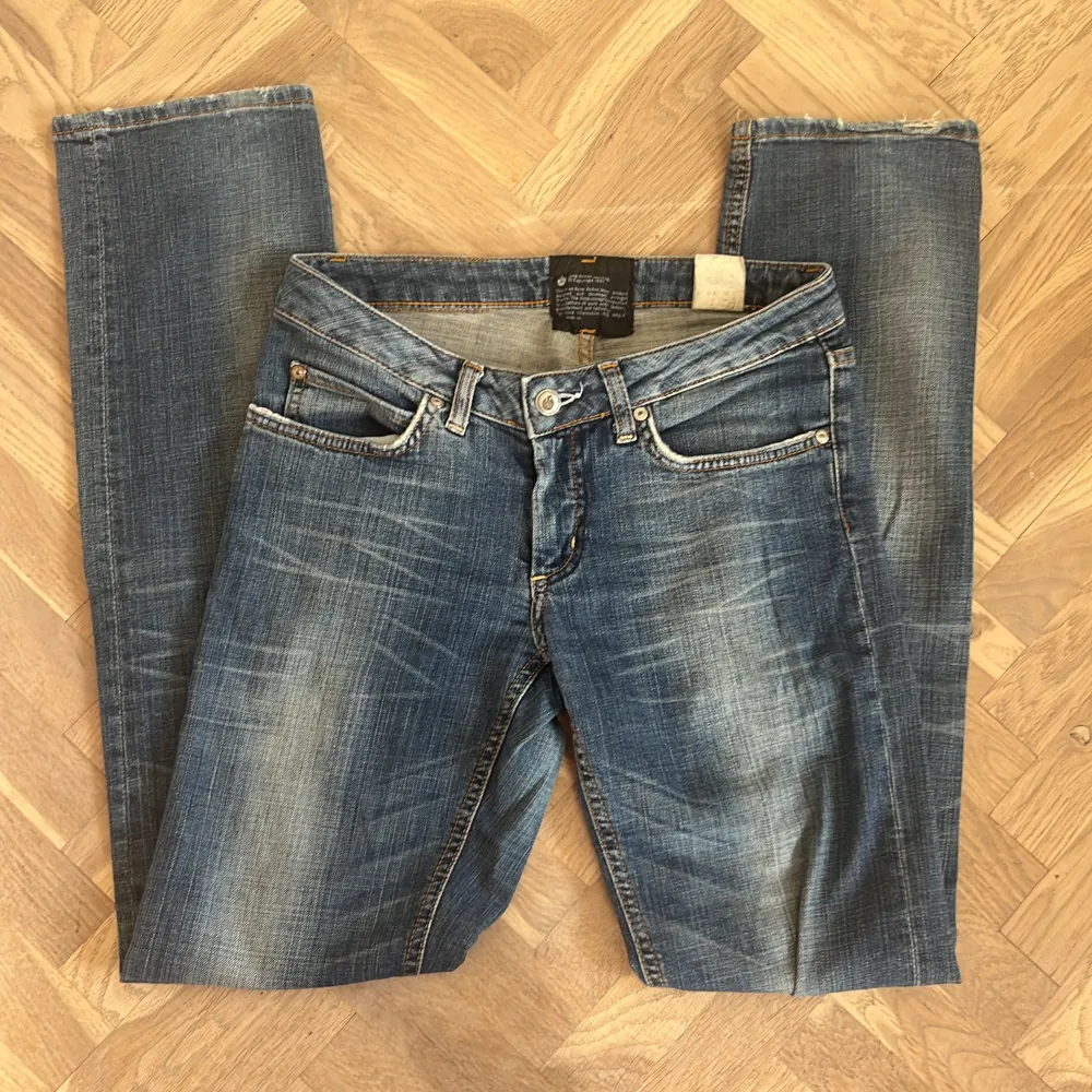 Jättesnygga raka Lågmidjade jeans ifrån acne!🩷. Jeans & Byxor.