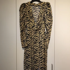 Långklänning  - Klänning med slits. Använd ett fåtal gånger.