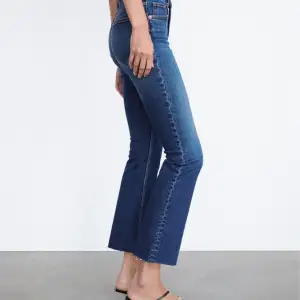 Supersnygga korta zara jeans som är perfekta till sommaren med ett par snygga sneakers🤩🤩 byxorna säljs för 150 kr st eller för 375 kr vid köp av alla 3 💗🩷 byxorna är i storlek 38 men skulle säga att storleken är mer lik 36 och 34 vid lite lösare fit🩷