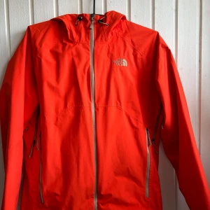 The North face vind jacka - Säljer denna North face jackan som har en unik orange färg med guldiga detaljer, storlek M, pris går att diskutera vid en snabb affär