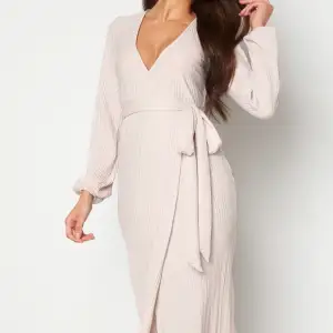 Säljer denna super snygga klänningen som är perfekt för sommaren 💘 den har en rosa/lila väldigt ljus färg som är jätte fin! Storlek S men passar XS-L då den är justerbar.