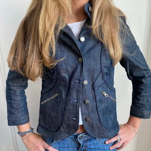 Jeans jacka - (Första bilden lånad) säljer denna sjukt fina jeans jacka från Stella McCartney då jag har två 