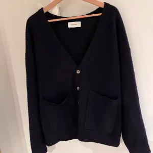 En fin cardigan från American Vintage, nypris ligger runt 1600 kr. Lite nopprig, skick 7/10.