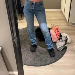 Zara jeans  - Skit snygga zara jeans som tyvärr blivit lite små i midjan.