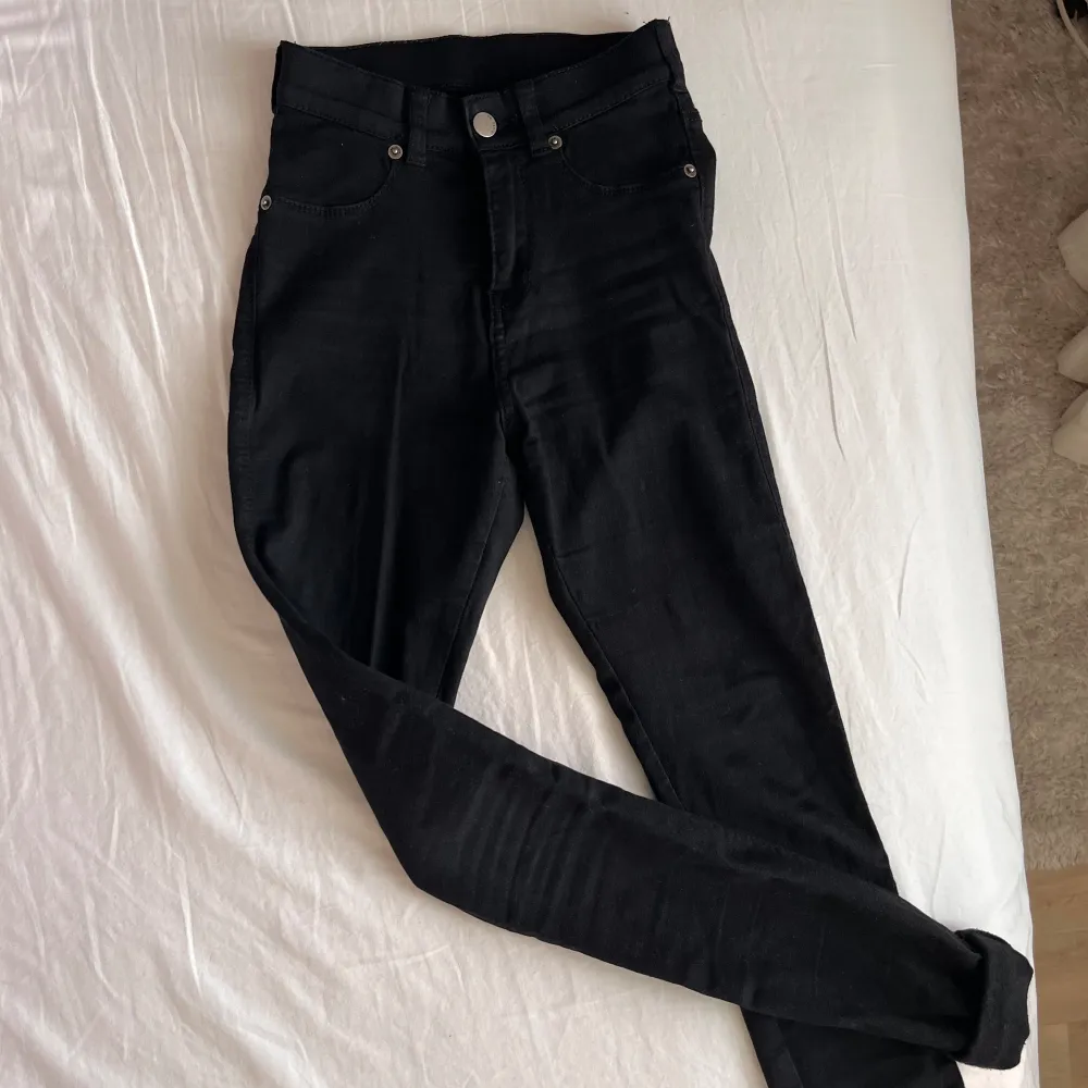 Storlek XS, använd fåtal gånger, jag vek upp benen för dom var lite för långa för mig jag är 158cm lång✨. Jeans & Byxor.