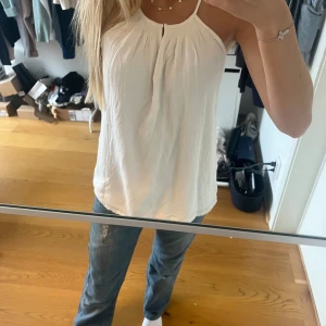 Topp - Fin topp som går att ”öppna” och stänga där fram, storlek EU38 men passar bra även på mig med 34. 