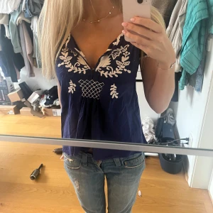 Superfin topp - Världens finaste topp som inte går att köpa nånstans! Köptes secondhand för länge sen, har rå söm där nere❤️ Storlek står ej men skulle säga att den passar XS/S