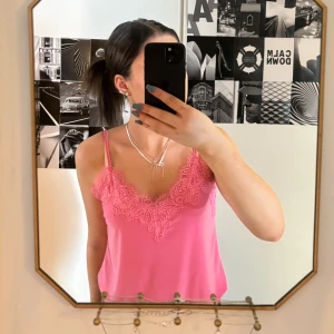 Spetstopp  - Storlek XS skulle säga att den passar S också! En rosa spetstopp som jag köpt för en vecka sen. Gillar inte alls rosa därför jag säljer. Hör av er för fler bilder 