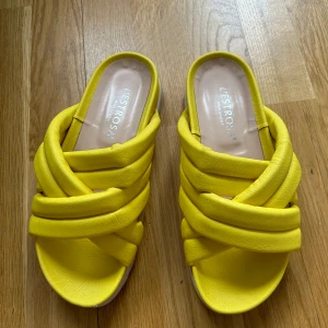 Gul toffel - Gul toffel som nya bara använt inne ett fåtal ggr.  Stl 39 