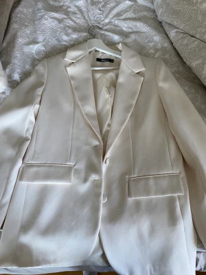Kavaj - En beige oversized kavaj från ginatricot i storlek 36, haft i ungefär 2år men inte använd mer än 3 gånger. Har även en liten slits där bak✨