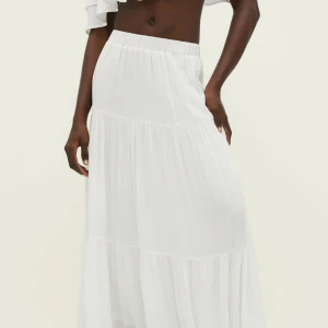 Kjol - Super fin långkjol från Stradivarius, köpt på zalando! Den är helt oanvänd, strl S! 