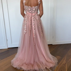 balklänning från dressroom  - Säljer nu min superfina balklänning som är köpt på dressroom i göteborg. Den är endast använd en gång!  Den är i fint skick, nypris:5500kr. Skriv för fler bilder eller frågor💞 Kan även tänka mig mötas upp runt om gbg