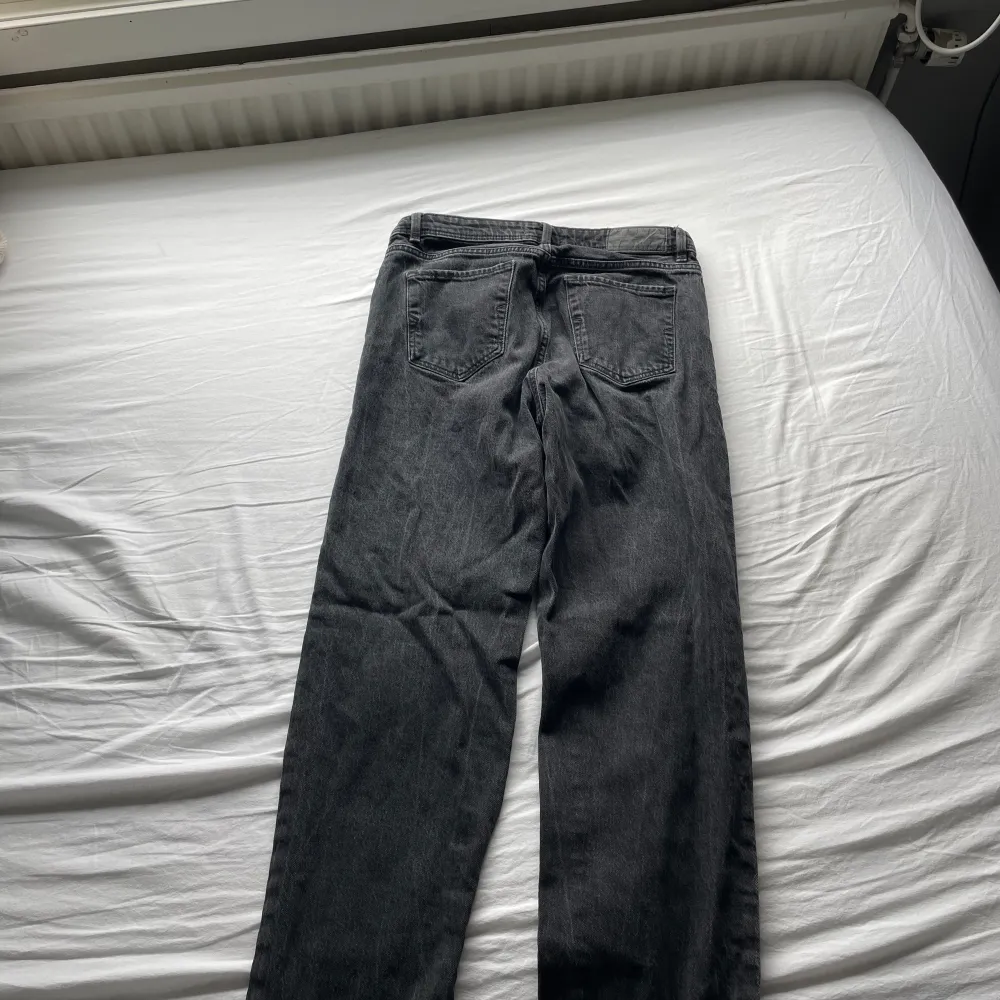 Tjenare, jag tänkte sälja ett par svarta jeans då dom tyvärr är lite för korta för mig. Dom är rätt så bagy. Skick: 7/10. Jeans & Byxor.