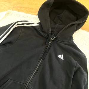 Adidas track jacket jacka tröja med luva hoodie i storlek S svart luvtröja sport träningströja