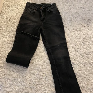 Svarta jeans - I en rak modell, använd fåtal gånger men tyvärr för små för mig❤️