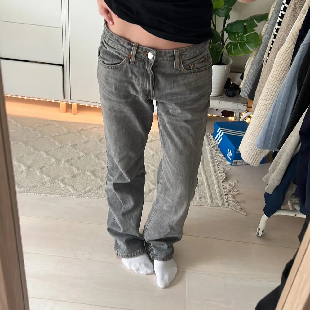 Grå arrow low straight jeans från Weekday🩷Nypris 590kr, säljer för 390kr! Super bra skick. Står tyvärr inte storleken men tror W27 L32. Jeans & Byxor.