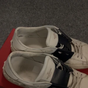 Valentinos i 44,5 - Säljer mina valentinos som är använda ett tag men har fortfarande mycket kvar att ge! 