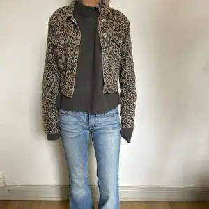 001 leopard jeansjacka 