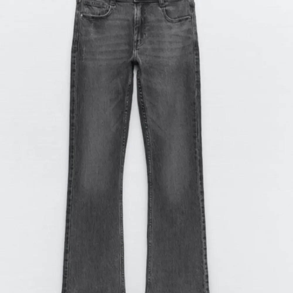 Säljer gråa jeans som är mid wasted och boothcut!. Jeans & Byxor.