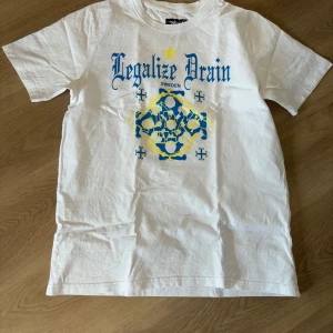 Bladee way out west tisha  - Blejd merch vill typ inte sälja men behöver pengar lägg bud. Storlek M