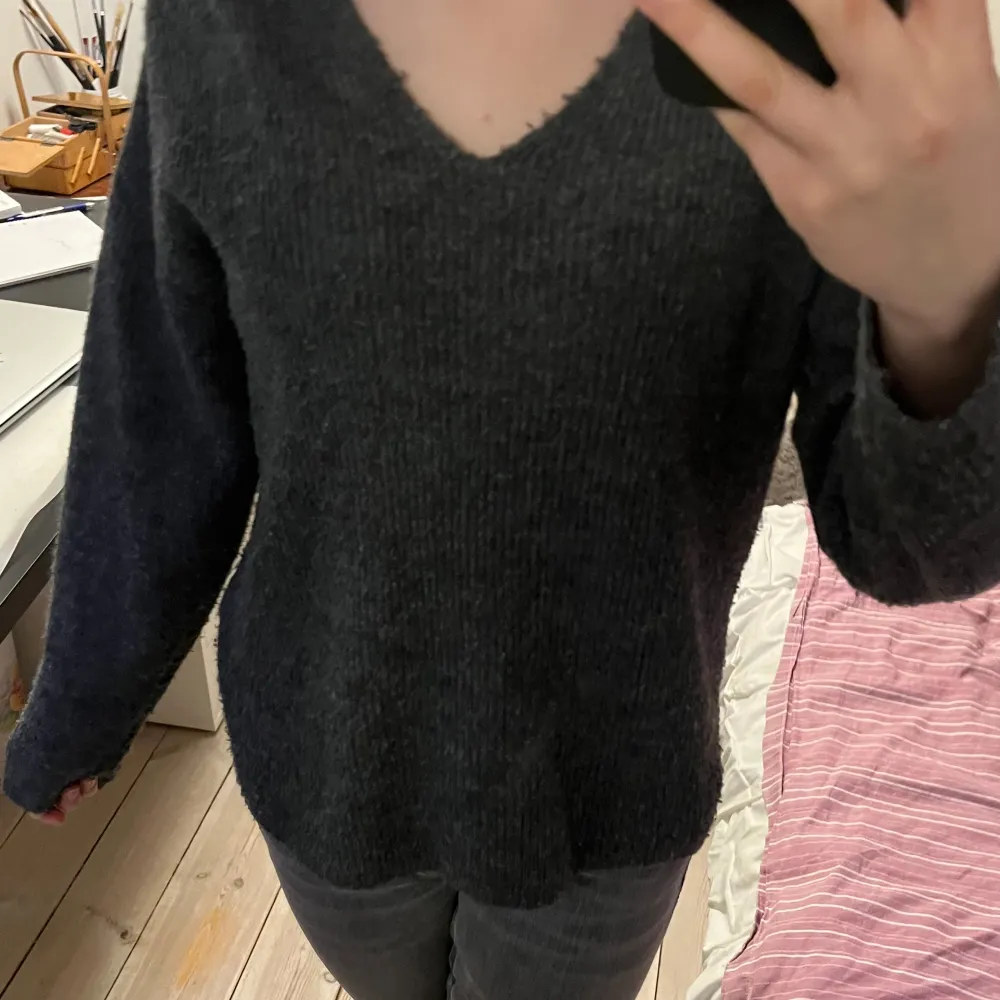 säljer min älskade tröja från vero Moda, har haft den ett tag nu för att den är så skön i materialet säljer nu för att jag vill hitta lite ny stil, osäker vad jag köpte den för men säljer för 50❤️ Varan är lite nopprig men har aldrig tänkt på det❤️. Stickat.