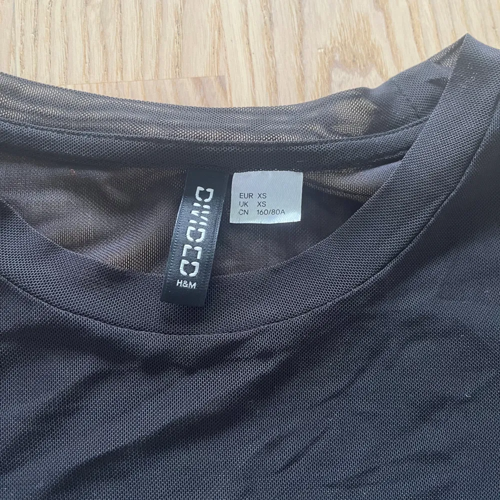 Overzised svart tshirt i mesh tyg (halft genomskinlig) använd npgra gånger men i bra skick. T-shirts.