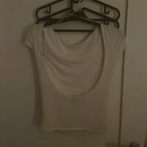 Rygglös vit tröja  - Den är i storlek S köpt i somras,andvänd 5-10 gånger Säljer den då jag behöver pengarna 🥰 Kan tänka mig o sänka priset 