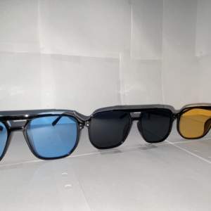 Solglasögon med svart blå och gult glas🍾 120 för ett par 200 för två och 300kr för tre st  