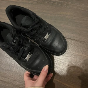 Air force - Intressekoll på mina svarta airforce som aldrig kommer till användning. De är i väldigt bra skick och de har creaseskydd i sig från Jd sports som kostar 150kr.    Skriv gärna om ni har några frågor💓 