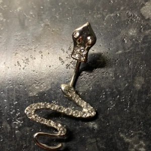 Navel piercing  - Oanvänd ormliknande navelpiercing i perfekt skick!