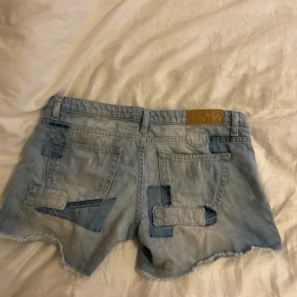 Låg midjade shorts som jag köpt på Plick men som tyvärr var för stora. Jätte fina och unika. Första bilden är inte min utan från den jag först köpte av.  . Shorts.