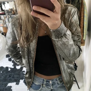 Silvrig bomberjacka - Sååå cool bomberjacka från zara❤️❤️ bra skick!!! 