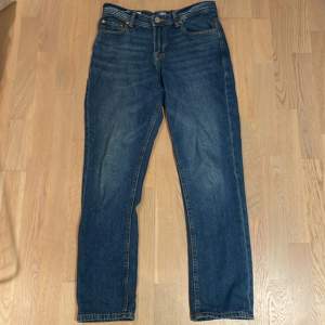 Ett par skitsnygga mörkblåa jeans från Jack&Jones som knappast är använd.  Köpte fel storlek.  Skulle kunna passa någon som är 160-170cm lång. Inga skador
