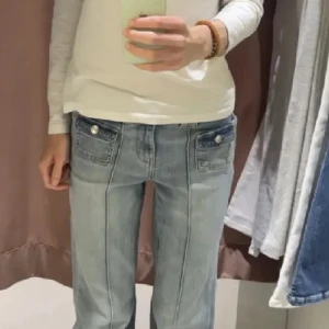 Hm jeans  - Dessa eftertraktade hm jeansen i blå. Skit snygga. Storlek 36 men är stretchiga. Innerbenslängd: 73cm Midjemått: 38 rakt över. 