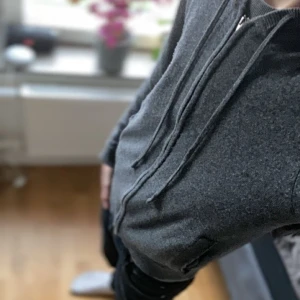 Kashmir zip - Är 175 och den passar perfekt 👌🏻 skick 7/10 lite knoppning men det kan enkelt fixas, säljer för att jag sparar pengar till moppe💯priset är ej hugget i sten!