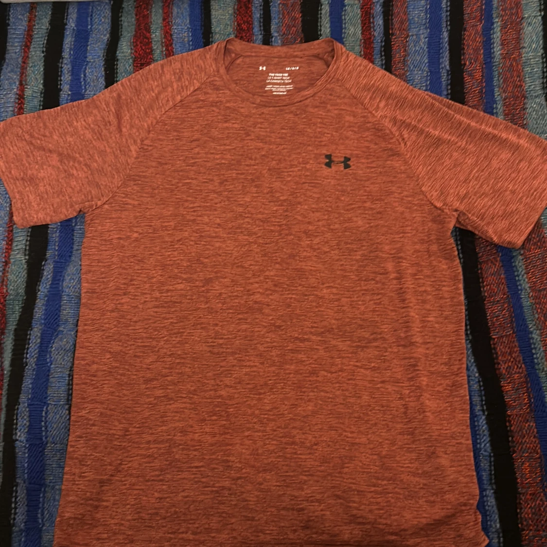 Oanvänd träningströja från Under Armour.