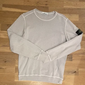 Stone Island Sweatshirt - Säljer en Stone Island sweatshirt i toppskick. Färgen är lavendel men grå enligt mig. Storlek M. Fråga för certilogo. 