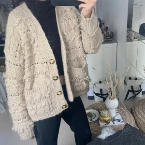 Kofta från Zara - en kofta från Zara! Storlek S men lite oversize! 7/10 skick❣️