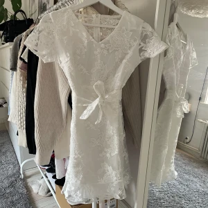 Sommarklänning  - Säljer denna super fina sommar/ student/ avslutnings klänning 