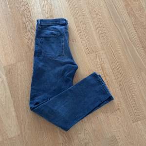 Mörk gråa disel jeans, regular fit. 10/10 skick, knapp använda. Nypris 1500kr säljer för 199kr pris kan diskuteras vid snabb affär 