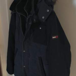 Säljer en hilfiger denim jacket xl  Sitter bra på folk som har L.är de något du undrar så skriv https://awevintageclothing.com/en-se/products/tommyhilfiger-jacket-x23-f217-509234e3-6e77-4284-ac29-05f48e9ee34e