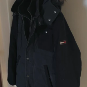 Tommy hilfiger denim - Säljer en hilfiger denim jacket xl  Sitter bra på folk som har L.är de något du undrar så skriv https://awevintageclothing.com/en-se/products/tommyhilfiger-jacket-x23-f217-509234e3-6e77-4284-ac29-05f48e9ee34e
