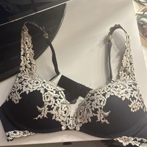 Intimissimi bh - Mörkblå Intimissimi bh som tyvärr är för liten för mig. Använd några få gånger då jag föredrar andra mer. 