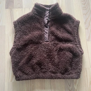 Brun väst - Brun fluffig croppad väst från hm, nästan aldrig använd, bra skick