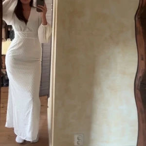 Studentklänning  - Jättefin klänning från NAKD, har för mig att den inte säljs längre då den är handpicked av NAKD. Har aldrig haft den (lappen är kvar).🩷Köpte för 800