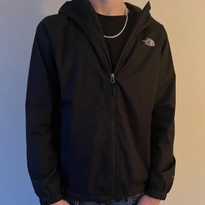 North face windbreaker jacka - En The North Face rain windbreaker i strl L, lite liten för 188 cm. Vatten och vind tät. Nypris 1799kr. Ett knappt synligt hål i nätet på insidan av jackan.