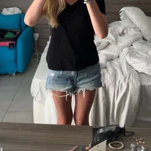 Jeansshorts - Jeansshorts från zara, st 32 Fint skick, inga defekter.